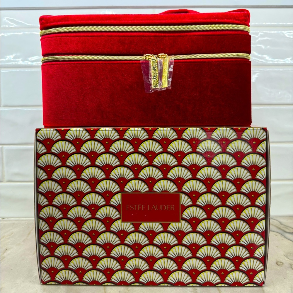 NWT Estée Lauder Make-up Cosmetic
Red Velvet Weekend/Travel Bag/Train Case